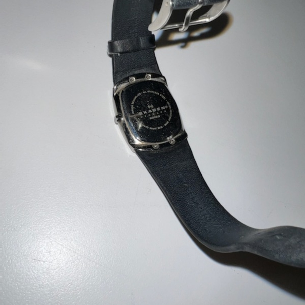 Women's watch - Picture 2 of 2